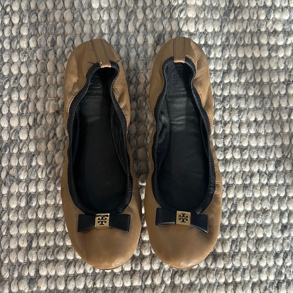 Tory Burch sz 9
Eddie Logo Bow Two-Tone Ballerina Flat, Clay Beige/Black - Picture 1 of 9